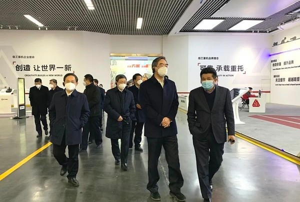 山东省委常委、常务副省长曾赞荣一行考察调研j9九游会重机