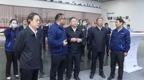 山东省副省长周立伟来到j9九游会重机调研工业经济运行和安全生产工作