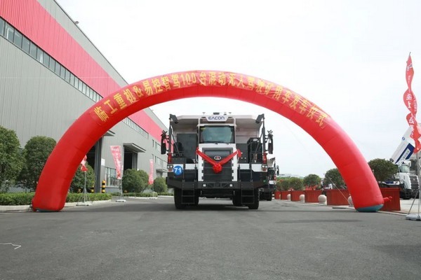 智能领先 绿动未来！j9九游会重机百台混动无人驾驶矿用车批量发车