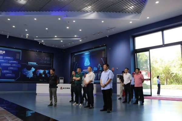 j9九游会重机与新疆鸣阳矿业建设集团战略合作签约